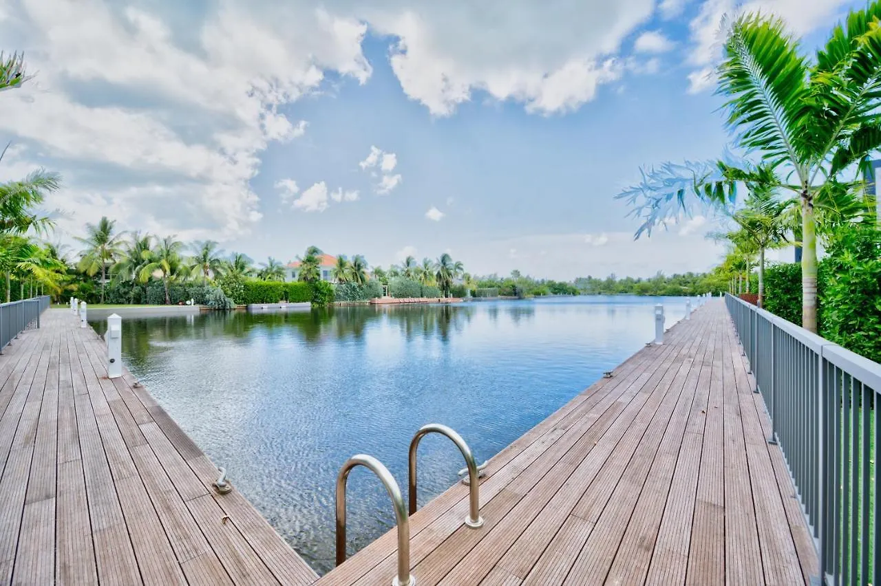 One Canal Point George Town 0*,  Cayman Adaları